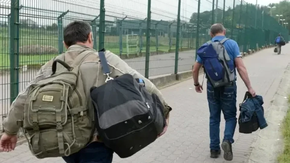 Младите мъже масово напускат Украйна? ЕС отчита рекорден наплив от бежанци след облекчаване на правилата