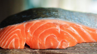 Внимавайте със сьомгата! Опасна бактерия е открита в партида продукти, предлагани у нас