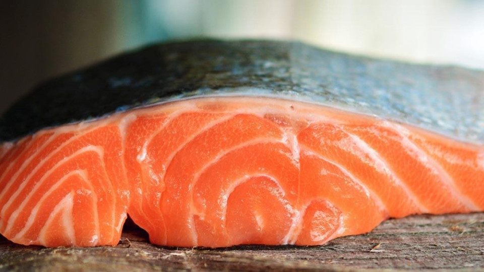 Внимавайте със сьомгата! Опасна бактерия е открита в партида продукти, предлагани у нас