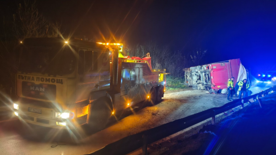 Тир, превозващ пратки, се обърна на Прохода на Републиката