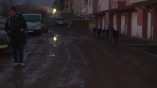 Улица в кв. „Витоша“ е потънала в кал: От общината заговориха за дупка в закона