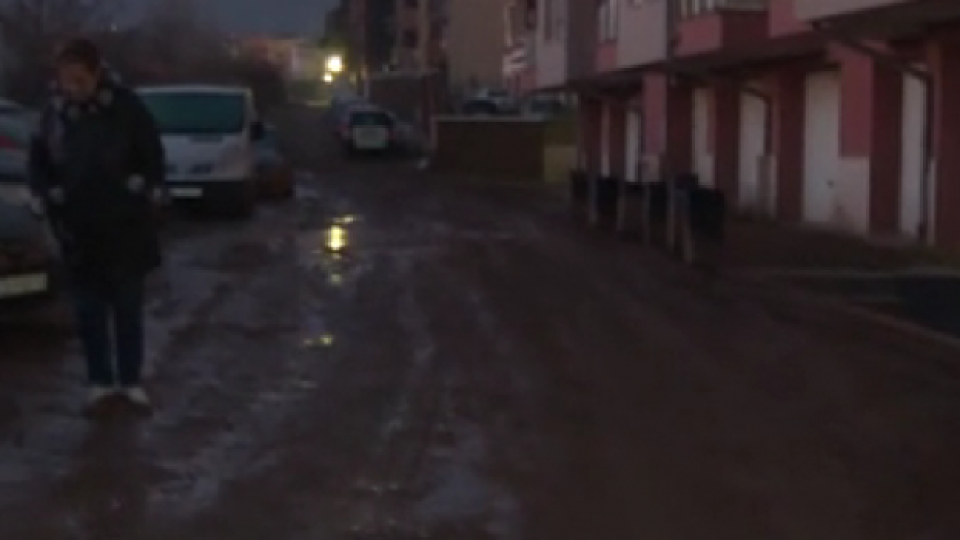 Улица в кв. „Витоша“ е потънала в кал: От общината заговориха за дупка в закона
