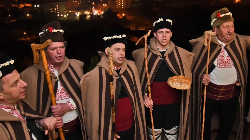 Коледари обикалят домовете срещу зли сили