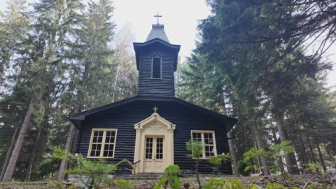 Къде се намира единствената дървена църква у нас