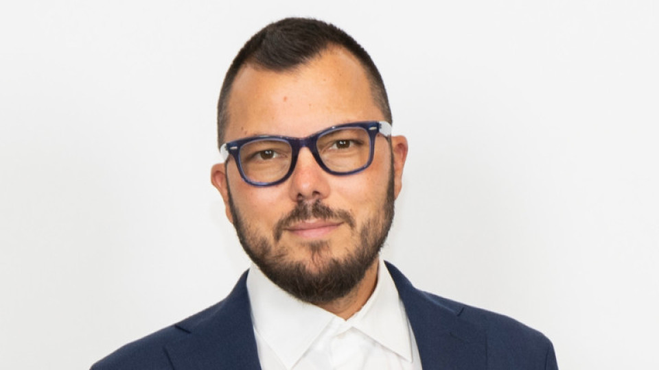 Защо дни преди смяната на лева с евро пред обменните бюра се извиха опашки