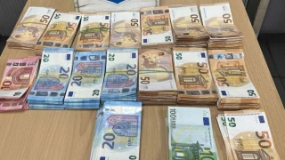 Митничари с удар за 60 000 евро в седалките на тир