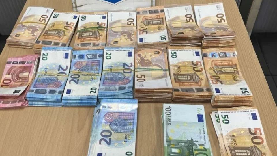Митничари с удар за 60 000 евро в седалките на тир