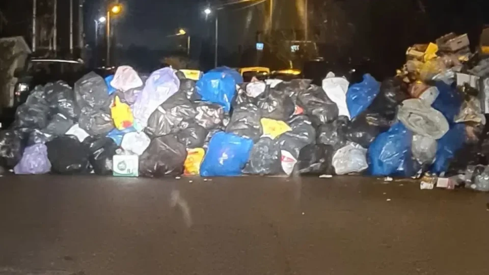 Барикадираха улица с чували с боклук в столичния кв. "Левски"