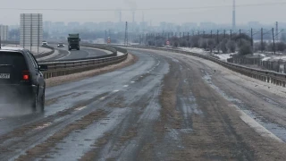 Какво представлява черният лед на пътя?