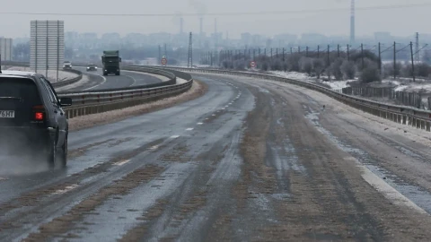 Какво представлява черният лед на пътя?