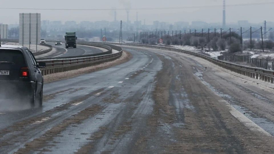 Какво представлява черният лед на пътя?