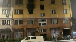 Подпалиха пожар в блок! Загина майка, две деца и баба им пострадаха