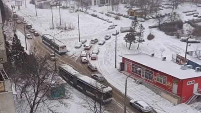 Граждани и община с различни оценки за чистенето на снега във Варна