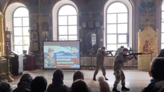 Тийнейджъри с автомати организираха военно шоу в храм край Москва ВИДЕО