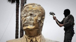 След падането на режима: Сирийците заличават култа към личността на Асад