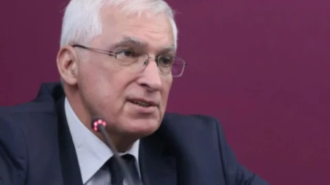 Икономист: Навлизаме в цикъл на стагнация, финансите са в будна кома