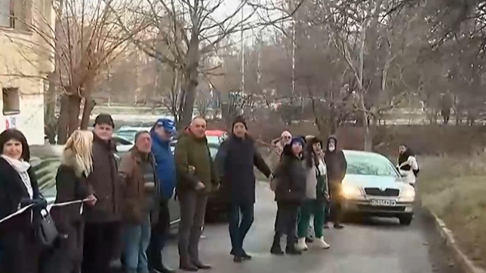 Жива верига пред блок в „Студентски град“ заради спорен строеж, който заплашва да блокира достъпа до сградата