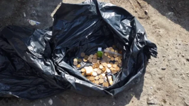 „Тъжен край за жълтите стотинки": Мъж се натъкна на торба с монети до казан