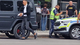 И БЕРБАТОВ НА ПЕТРОХАН? Футболистът като мутра паркира G-класа с патлак и тормози съученички на дъщерите си (СКАНДАЛНО ВИДЕО)