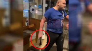 Пицар нападна с брадва две момчета в центъра на Бургас, паркирали колата си до входа му