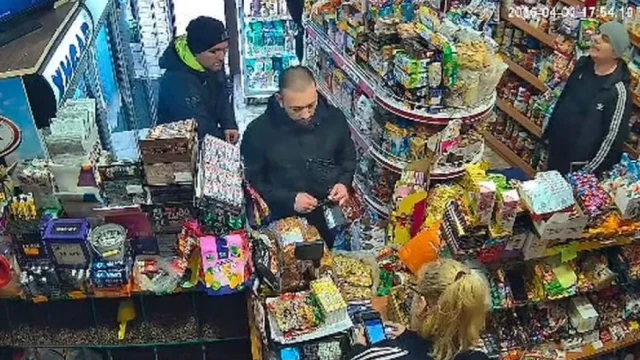 Клиент предотврати побой над жена, нападната от брат си в магазин. Оказа се... полицай ВИДЕО