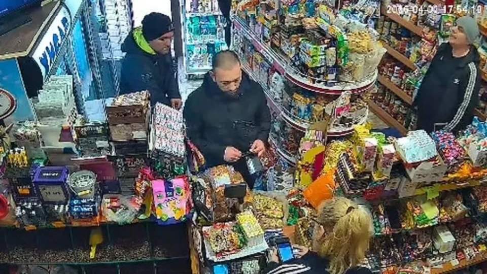 Клиент предотврати побой над жена, нападната от брат си в магазин. Оказа се... полицай ВИДЕО