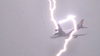 Мълния удари излитащ самолет от летище Варна