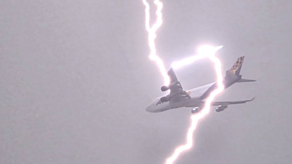 Мълния удари излитащ самолет от летище Варна