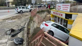 Тежка катастрофа в Шумен, автомобил се вряза в магазин