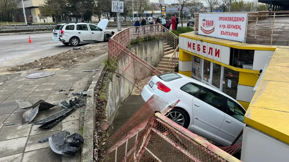 Тежка катастрофа в Шумен, автомобил се вряза в магазин