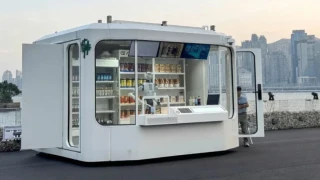 Хуманоиден робот продава храни и напитки на павилион в Хонконг
