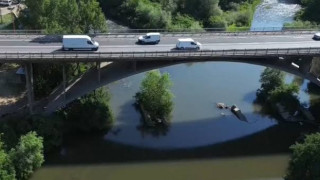 Започва проверка по случая със скачащите деца от 13-метров мост над Струма