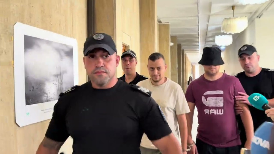 Арестуваните с 300 евро подкуп данъчни събирали такса „абонамент“ от магазинери и дюнерджии