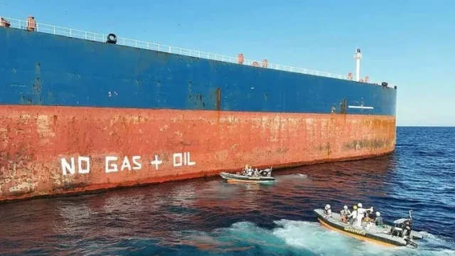 Без газ и нефт: Активисти на "Грийнпийс" с акция върху Tанкера "Кайрос" в Бургас
