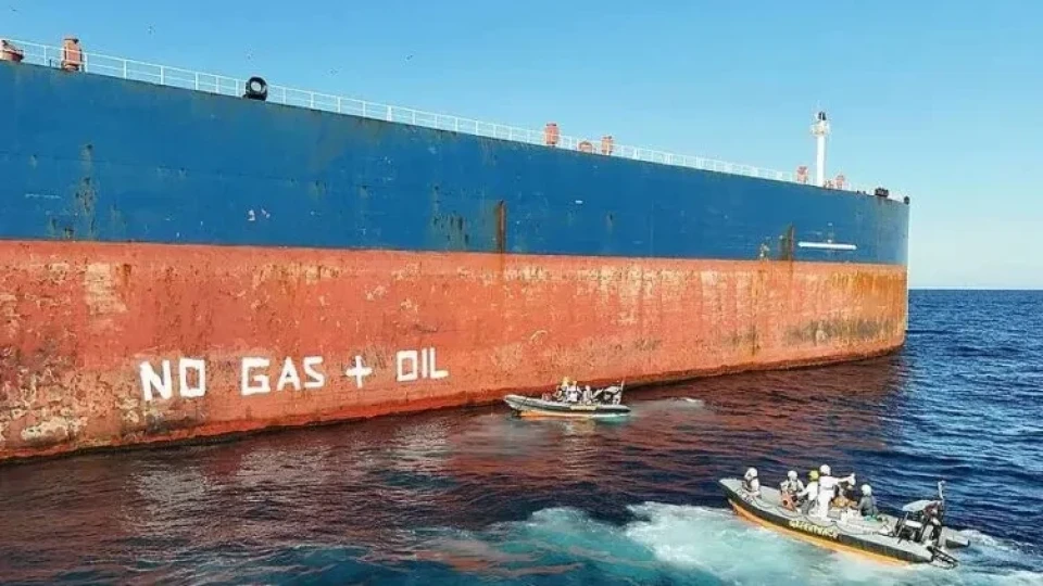 Без газ и нефт: Активисти на "Грийнпийс" с акция върху Tанкера "Кайрос" в Бургас