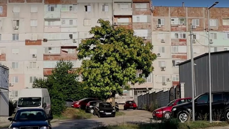 Жители на блок в Добрич са в капан в собствените си домове след продажба на общинска земя