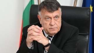 Министърът на образованието: Началото на учебната година остава по действащия закон