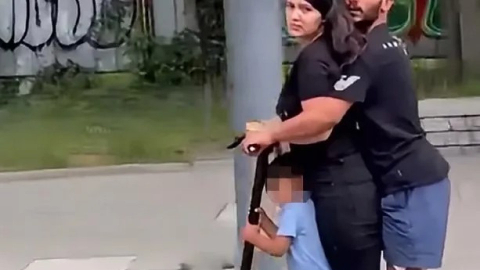 Двама възрастни, едно дете и нула разум: Трима летят с тротинетка по „Сливница" ВИДЕО