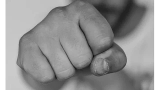 Двама братя биха брутално и ограбиха жена
