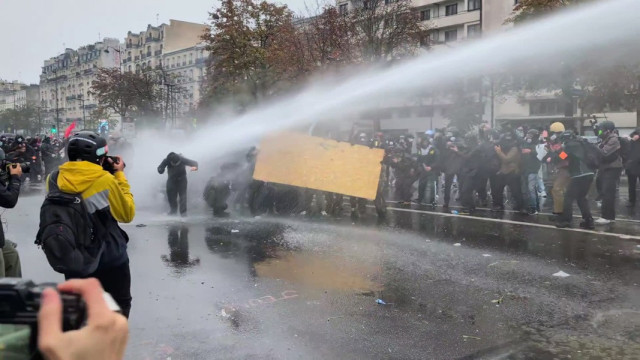 Бунтове във Франция за втора поредна седмица на протести
