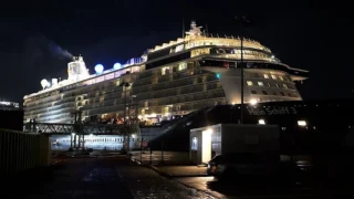 Круизен кораб с над 3300 души се сблъска с два контейнеровоза в Германия (ВИДЕО)