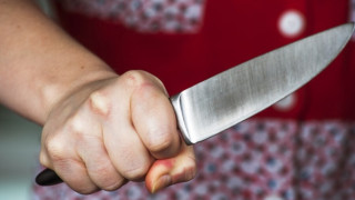 Жена с нож напада хора и хвърля предмети от балкон във Варна